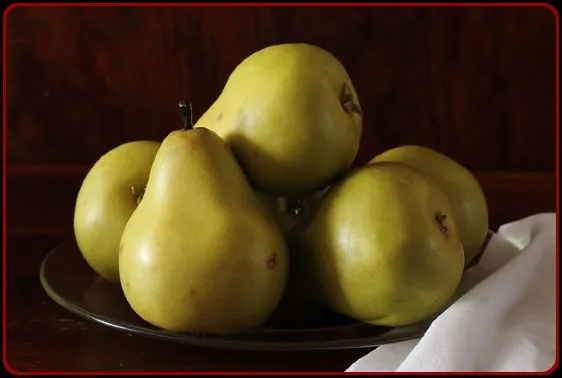 4 Pears in a plate